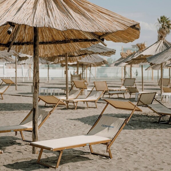 Plage privée à proximité, sable noir, bar sur la plage