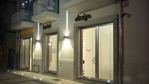 Ein Gebäude mit Schaufenstern, auf denen „Hotel“ und „Design“ stehen.