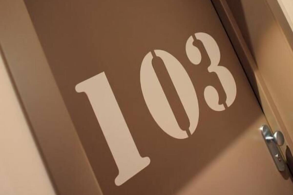 Une porte portant le numéro 103.