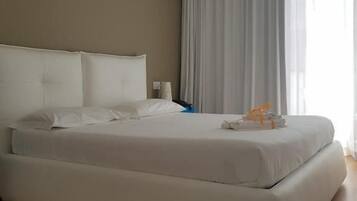 Camera Comfort | Copriletto in piuma, minibar, una cassaforte in camera, una scrivania