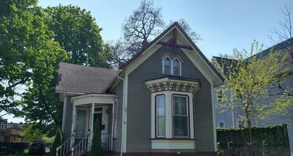 Victorian Cottage in Midtown Detroit
3 Bedrooms, 1 1/2 baths, Sleeps 5