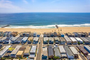 Una spiaggia nelle vicinanze, lettini da mare, teli da spiaggia