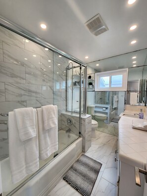 Shower, hair dryer, towels, soap - Peek-A-BOO ocean view. 50 Steps to the Sand Large Remodeled Beach House.  (Newport Beach)