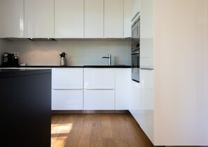 冷蔵庫、電子レンジ、オーブン、食器洗い機