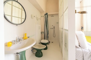 Een douche, een haardroger, een bidet, handdoeken