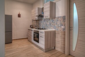 Réfrigérateur, four, plaque de cuisson