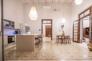 Fridge, microwave, oven, dishwasher - The Horseshoe - spacious pool & sunset roof terrace (Mérida)