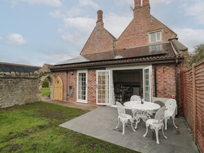 Outdoor dining - The Hideaway (Weston-super-Mare)