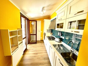 Kylskåp, mikrovågsugn, ugn och spishäll