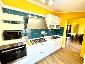 Køleskab, mikrobølgeovn, ovn, kogeplade