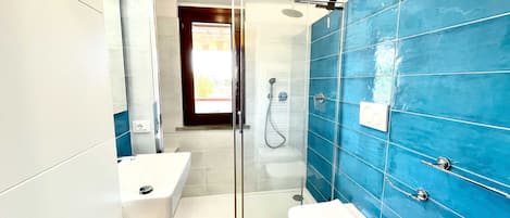 Shower, hair dryer, bidet, towels
