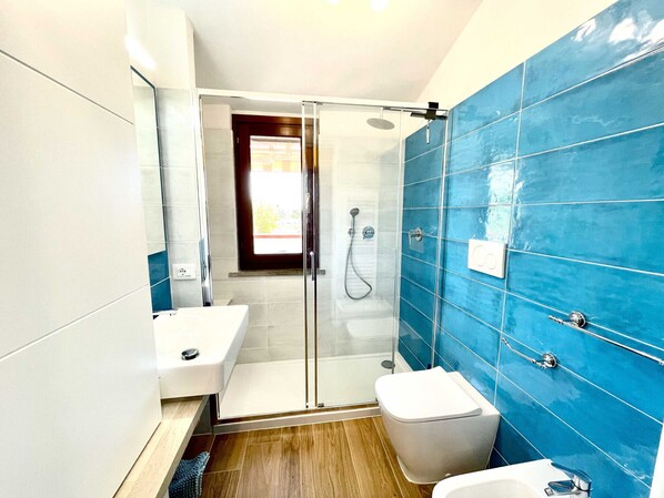 Douche, sèche-cheveux, bidet, serviettes fournies