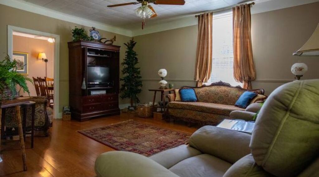 TV, lettore DVD, libri