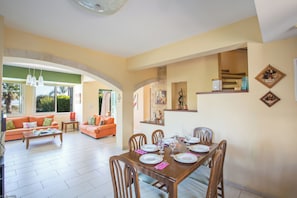 Villa, 5 Bedrooms, Private Pool, Garden View | Dining