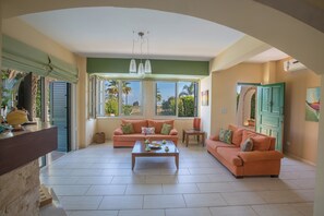 Villa, 5 chambres, piscine privée, vue jardin | Coin séjour