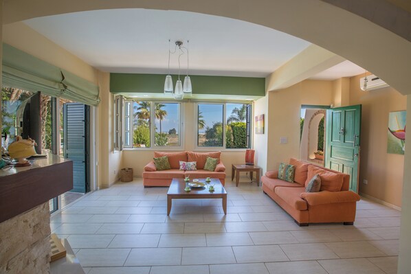 Villa, 5 Bedrooms, Private Pool, Garden View | Living area