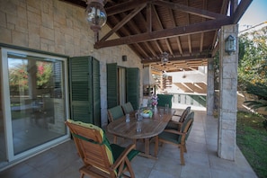 Villa, 5 Schlafzimmer, eigener Pool, Gartenblick | Speisen im Freien