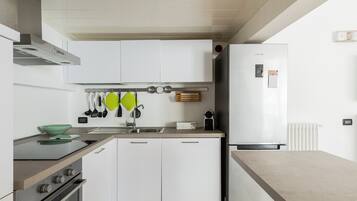 Frigorifero, microonde, forno, piano cottura