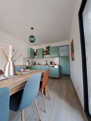 Fridge, oven, stovetop, dishwasher