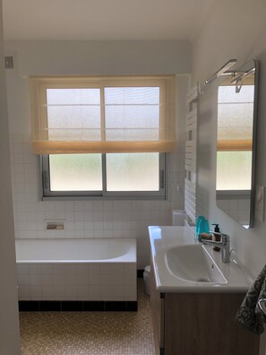 Doccia, asciugacapelli, bidet, asciugamani