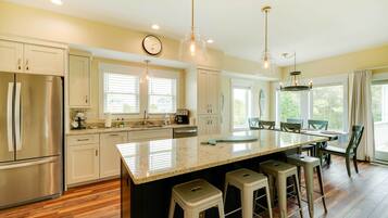 Coffee/tea maker, fridge, microwave, stovetop