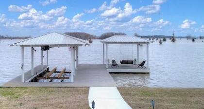 Lake Blackshear Getaway! Pool, BBQ, Firepit & WiFi