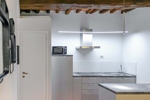 Réfrigérateur, micro-ondes, plaque de cuisson, lave-vaisselle