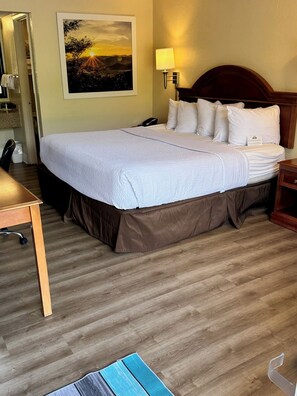 2 habitaciones, escritorio, tabla de planchar con plancha y wifi gratis