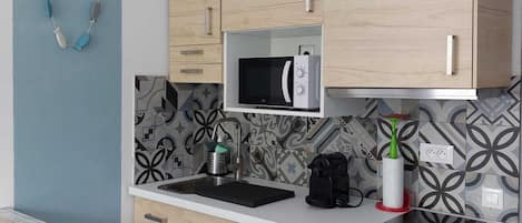 Fridge, stovetop, dishwasher, electric kettle