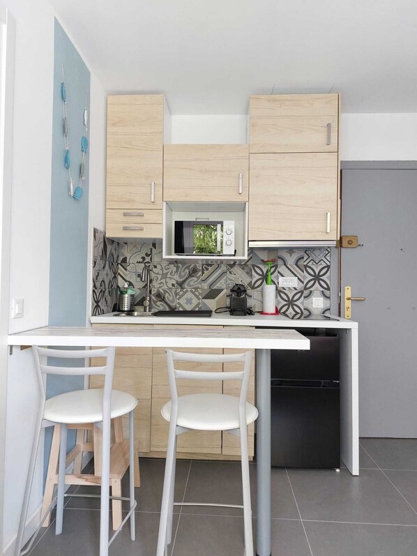 Réfrigérateur, plaque de cuisson, lave-vaisselle, bouilloire électrique