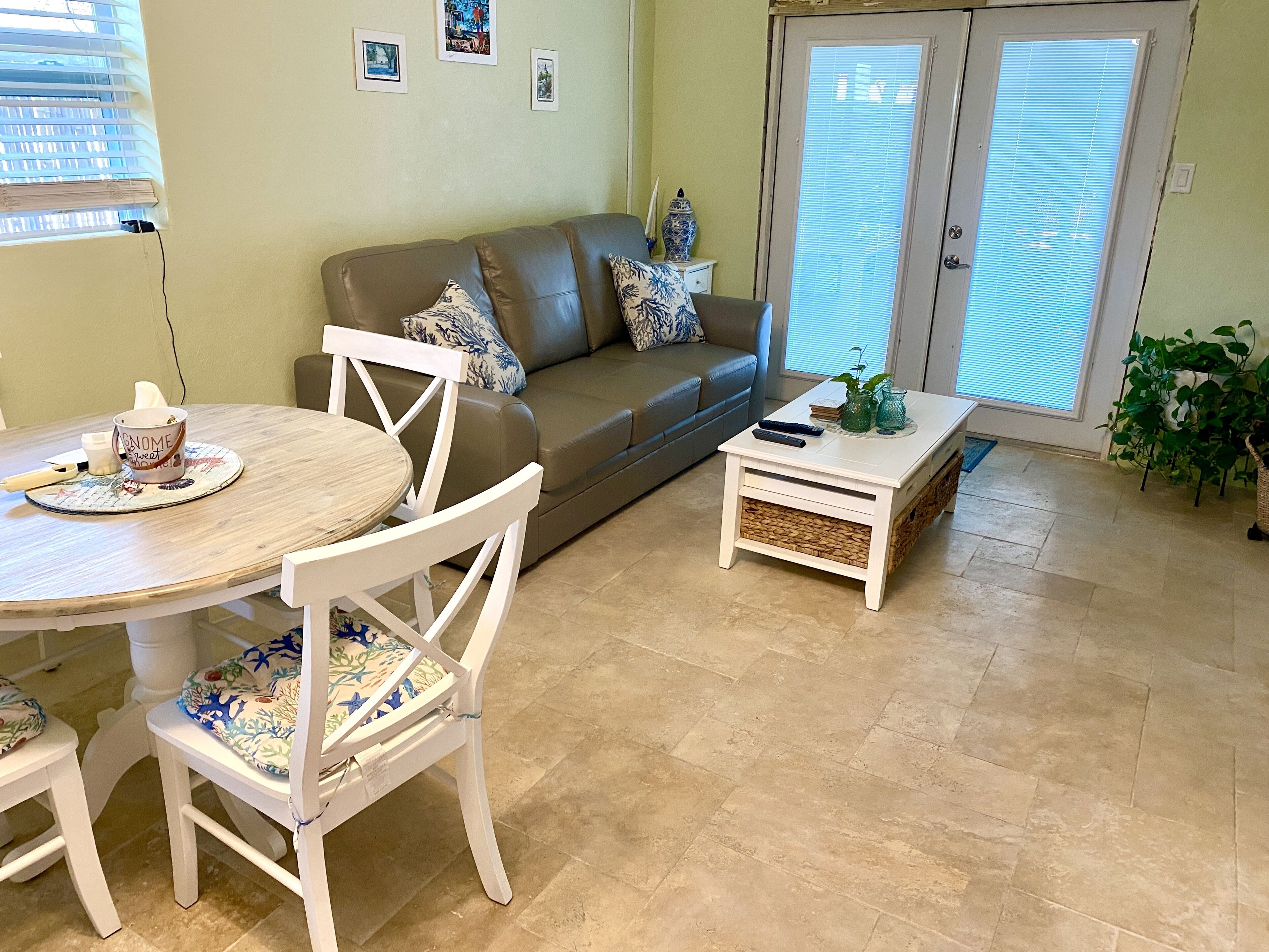 Una Smart TV, una chimenea, libros