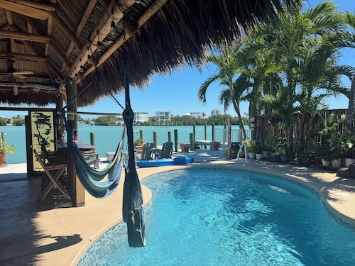   Tropical Paradise 🏝! POOL, Hot Tub, Dock, FREE Ice, Kayaks, Paddles, Bikes!