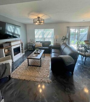 Smart TV, fireplace