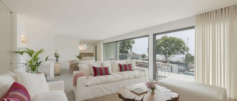 Villa Premium - 4 sovrum - havsutsikt | Vardagsrum | 42-tums smart-tv med kabelkanaler och tv