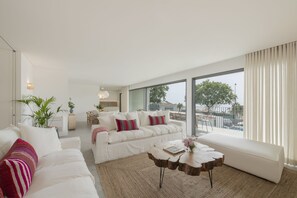 Premium Βίλα, 4 Υπνοδωμάτια, Θέα στη Θάλασσα | Περιοχή καθιστικού | Τηλεόραση Smart 42 ιντσών με καλωδιακά κανάλια, τηλεοράσεις