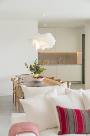 42-inch Smart TV with cable channels, TV - Casas do Miradouro 5 by Heart of Funchal (Funchal)