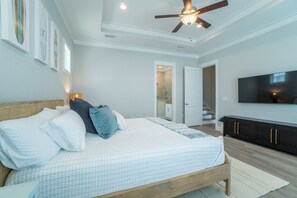 4 habitaciones, escritorio y tabla de planchar con plancha 