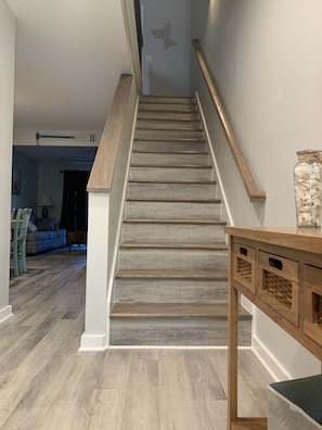 Eine Treppe mit Holzboden und einem Holzgeländer.