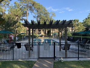 Una piscina al aire libre