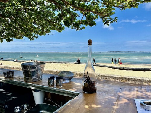 Newly renovated apartment with swimming pool 10 minutes from the beach.