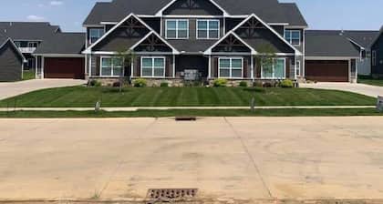 Main Floor charming 2 Bedroom Condo with King master suite in Bettendorf