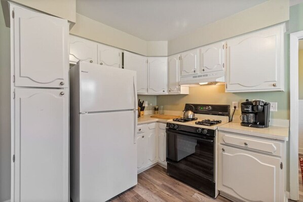 冷蔵庫、電子レンジ、オーブン、コンロ