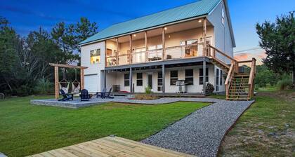 Bayside Retreat - 2250 sq ft Bay House w/dock, fire pit, & tons of amenities
