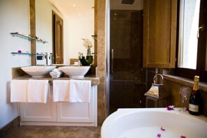 Baignoire à jets, bidet, serviettes fournies