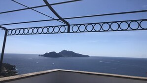 Ein Balkon mit Metallgeländer und Blick auf die Küste.