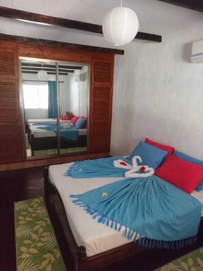 1 bedroom, travel cot