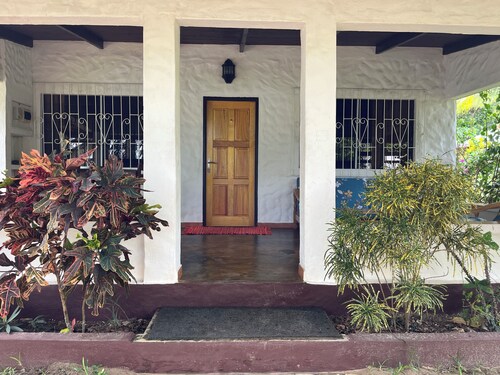 HCS Bungalows, Turtle Bay Rustic Bungalow with garden, Flat #3