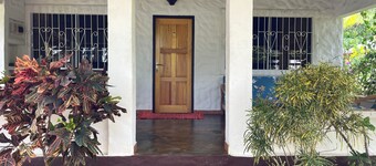 HCS Bungalows, Turtle Bay Rustic Bungalow with garden, Flat #3