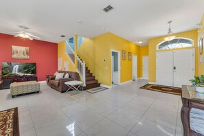 Smart TV, table football, ping pong - 6 Bed, 4 Bath, Private Pool, Hot tub, Gated entry near Theme Parks (Davenport)