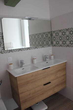 Shower, hair dryer, towels, toilet paper - Gîte Entre Vignes et Pêchers (Camélas)
